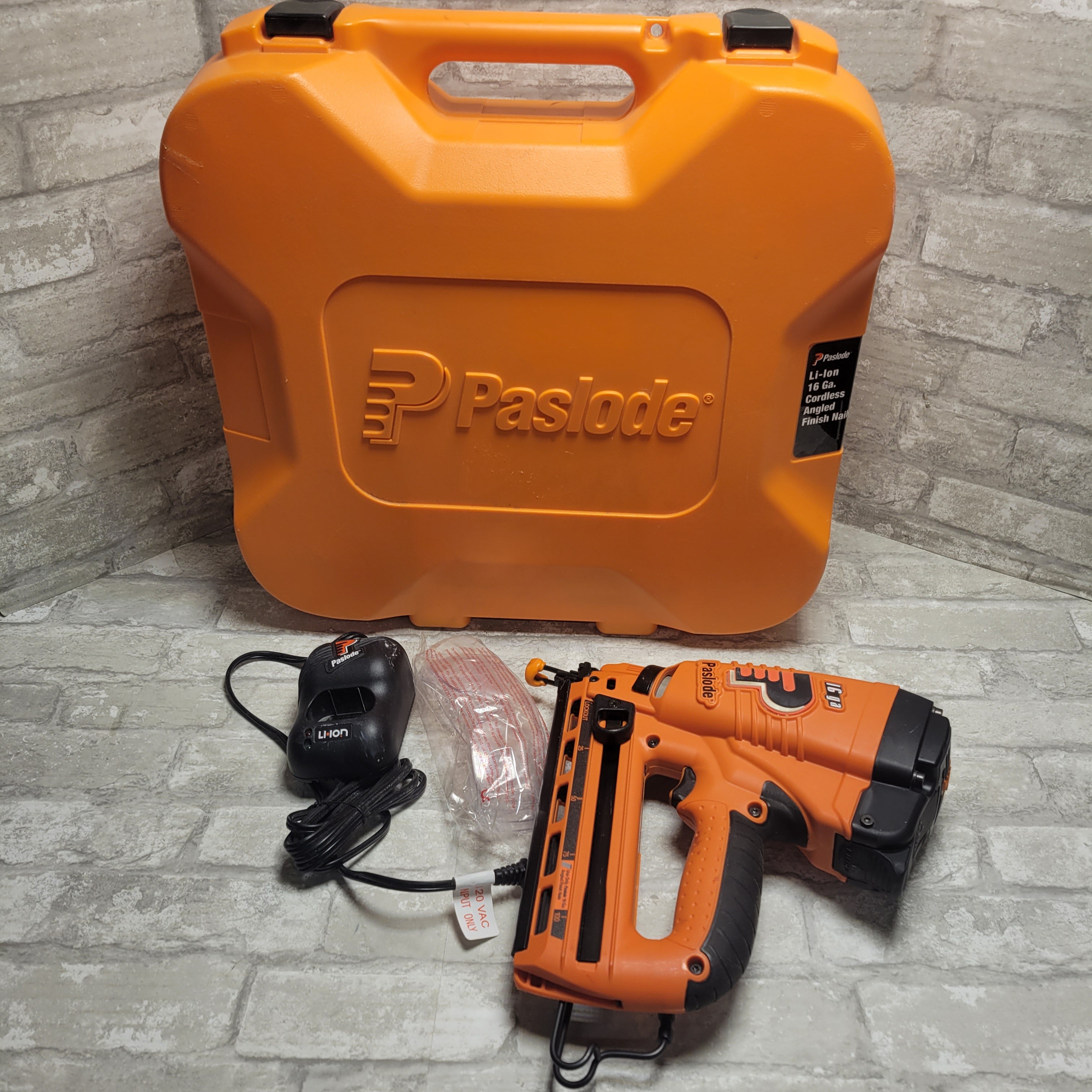 Paslode IM250A LI 902400 16 Gauge Angled Cordless Li-Ion Finish Nailer (8131130982638)